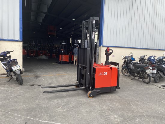 Xe nâng điện đứng lái Heli CPD06-970