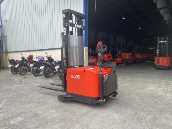 Xe nâng điện đứng lái Heli