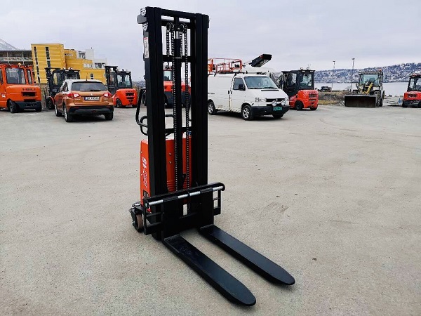 xe-nang-tay-ban-tu-dong-1.5-tan-CBS15J